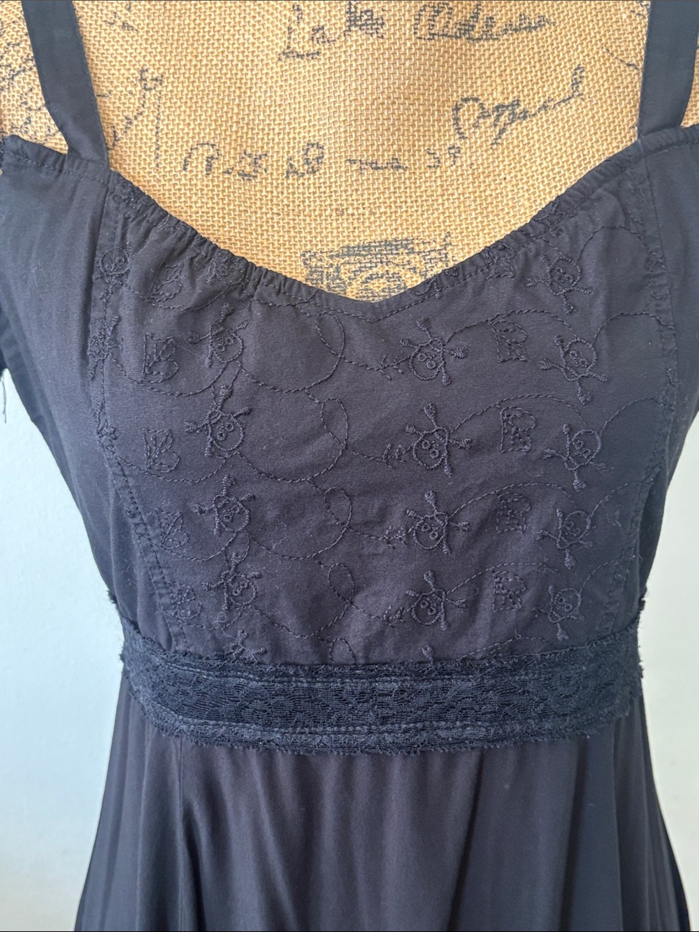 Black Lace Cold-Shoulder Midi Dress - Picture 2 of 6